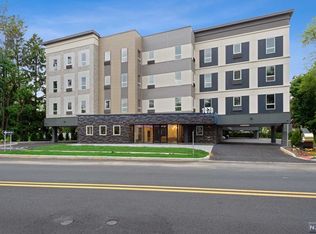 1070 River Rd #10, New Milford, NJ 07646