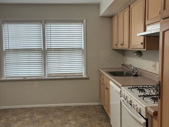 2nd image of 604 Thunderbird Ct APT A