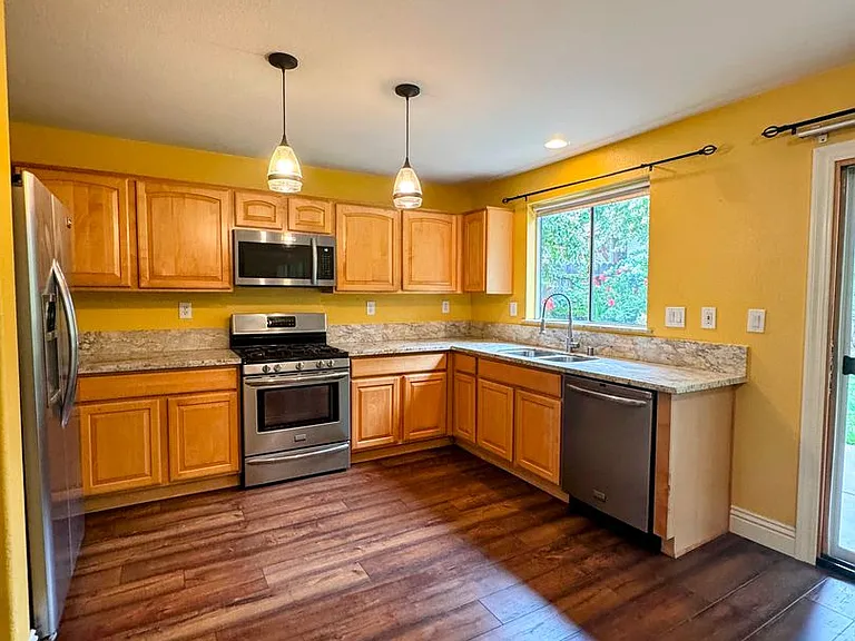 477 Fisher Cir — Photo 6