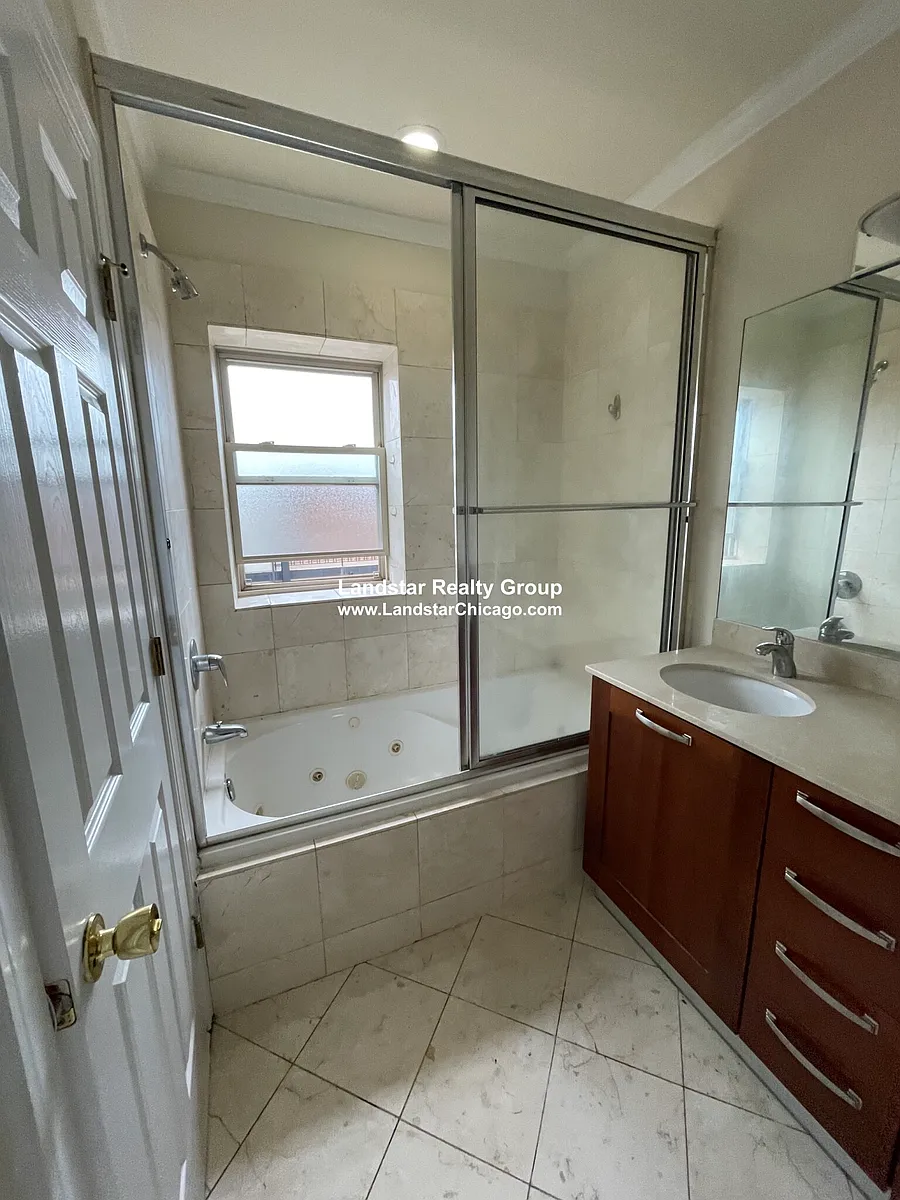 Building Photo - 6947 N Oakley Ave #3