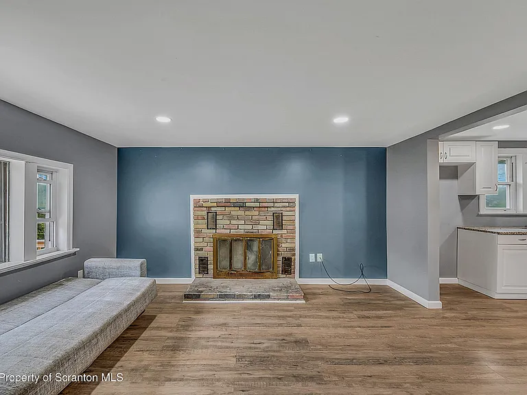 664 Laurel Dr #FRONT — Photo 12