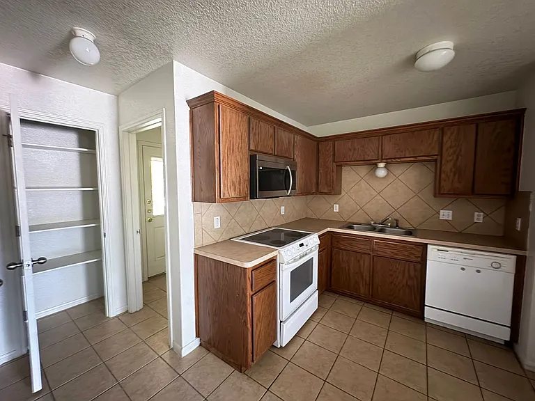206 Veterans Ave — Photo 15