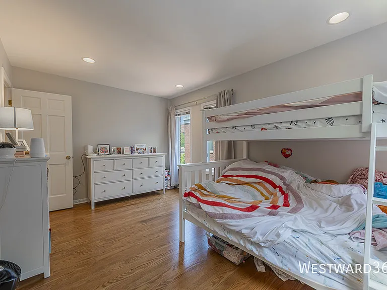 2336 N Lakewood Ave — Photo 18