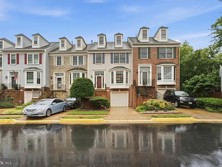7035 Kings Manor Dr — Photo 3