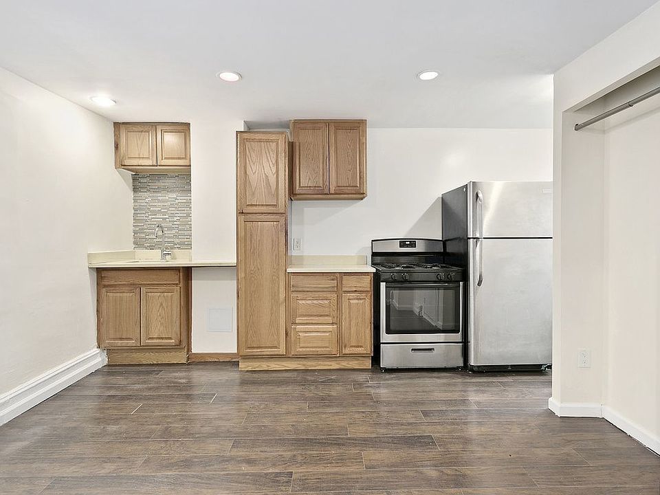 2nd image of 121 Mulberry St APT 3R