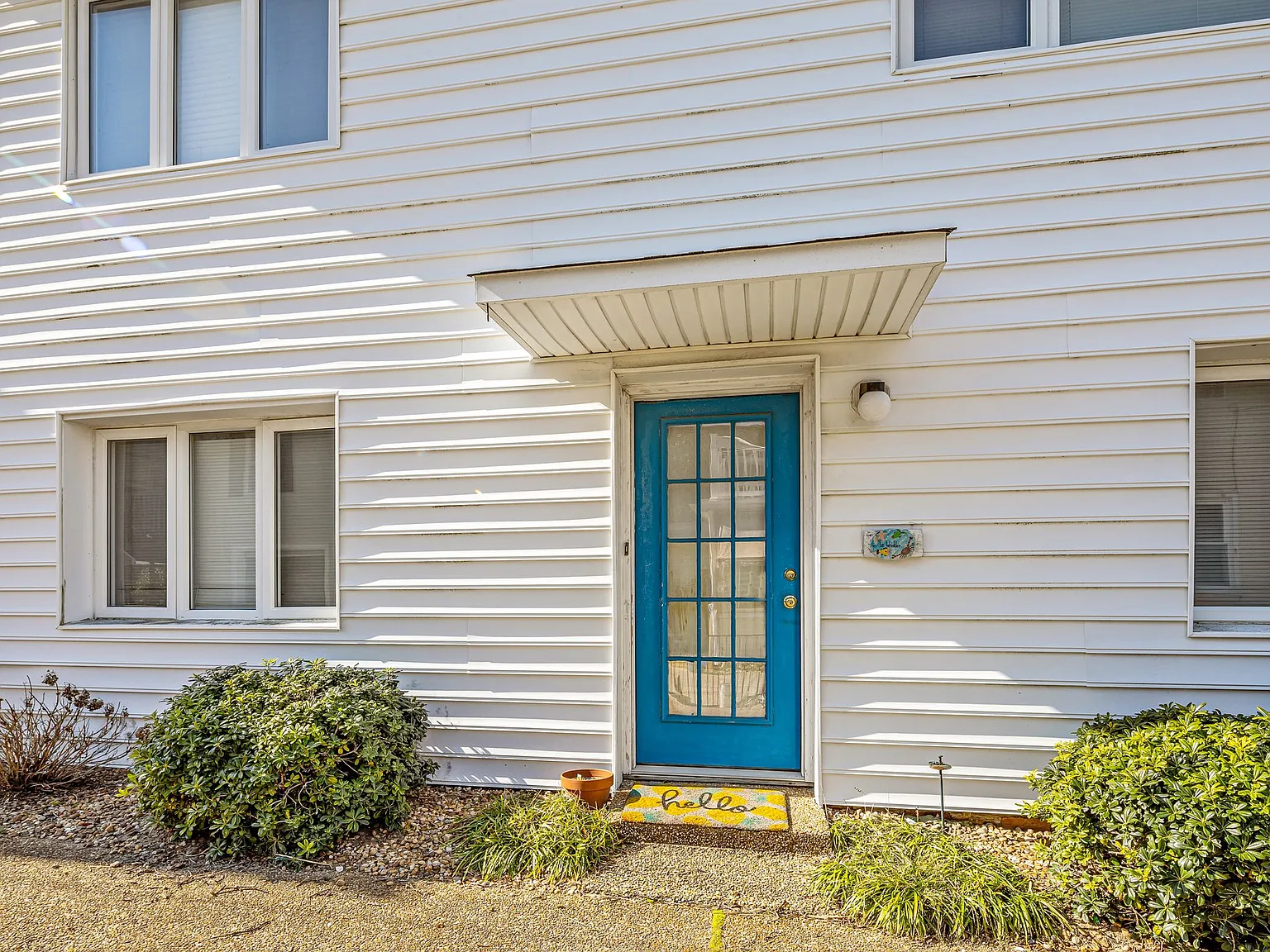 3 bed, 3.5 bath, 2500 sqft, $2,200 — Photo 2