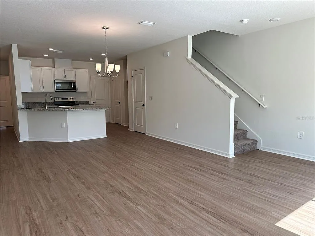 3 bed, 2.5 bath, 1556 sqft, $2,100 — Photo 3