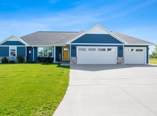 1274 Mountain Bay Dr, Pulaski, WI 54162