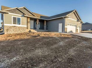 2704 S Moss Stone Ave, Sioux Falls, SD 57110