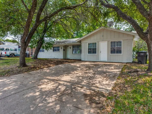 233 Hallbrook Dr, Fort Worth, TX 76134