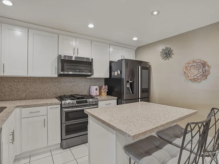 21620 Burbank Blvd #15 — Photo 6