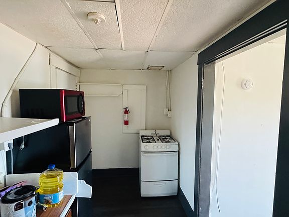 4th image of 247 1/2 W Main St APT 1