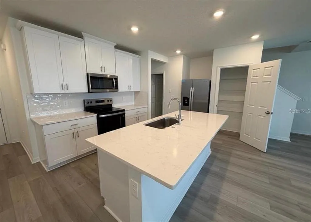 3 bed, 2.5 bath, 1566 sqft, $2,400 — Photo 3