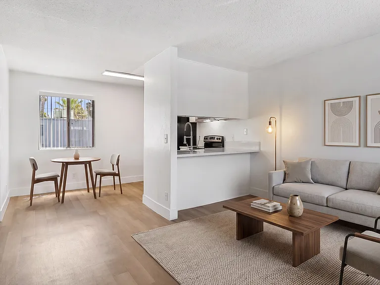 Terre at 1037 Peach — Photo 3