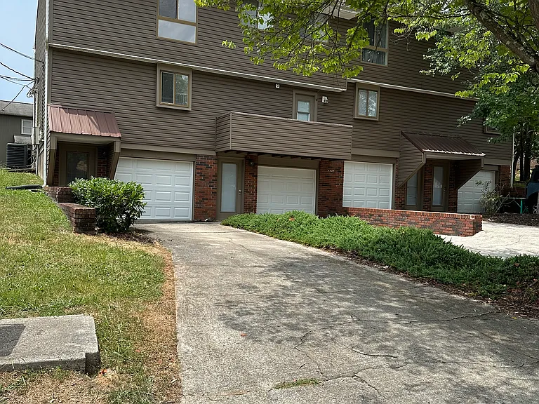 2107 Belle Terra Rd — Photo 2