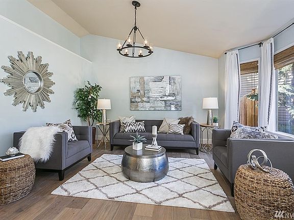 Located in the Northshore School District, just blocks from Moorlands Elementary and Inglemoor High School!