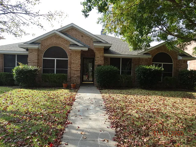 1300 Rosewood Ln — Photo 1
