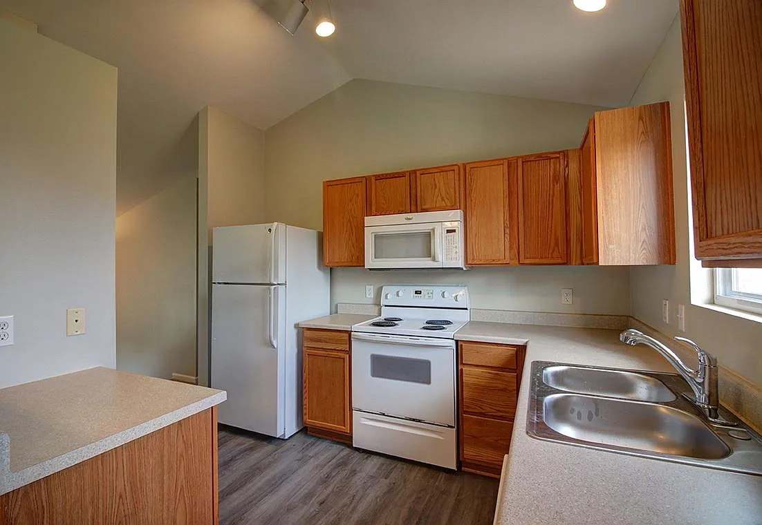 3 bed, 1274 sqft, $1,900 — Photo 2