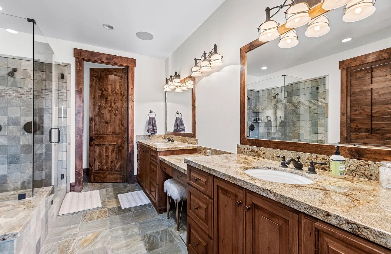 3 bed, 3.5 bath, 4539 sqft, $10,000 — Photo 3