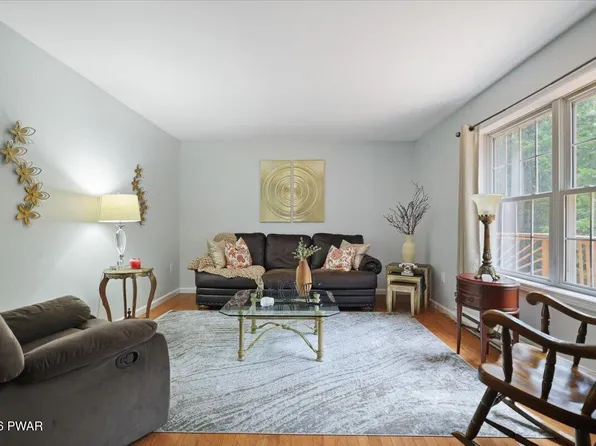 30 Juniper Way, Hawley, PA 18428