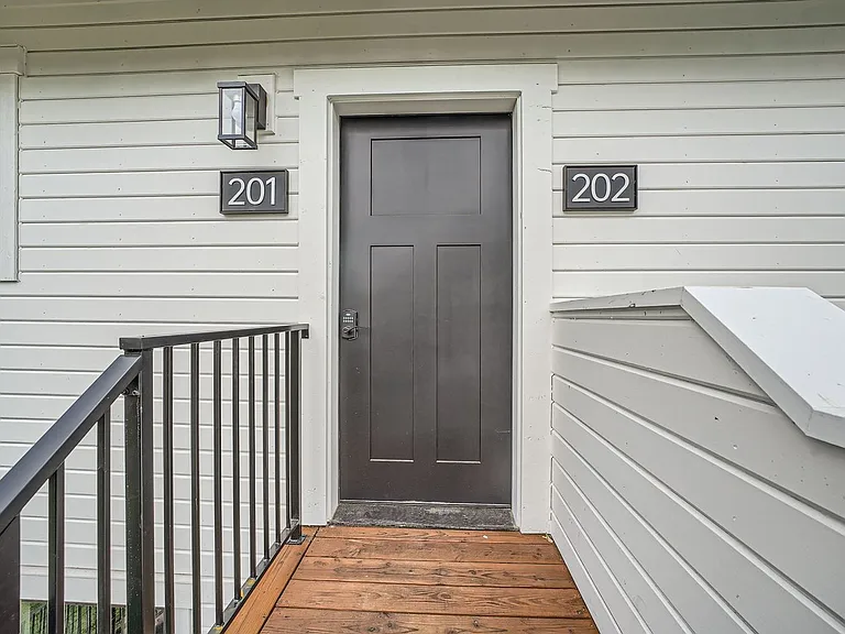 31628 W Commercial Street — Photo 2