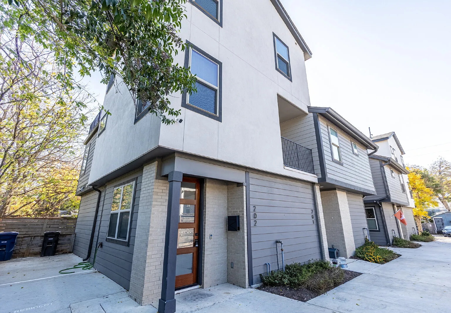 3 bed, 2.5 bath, 1983 sqft, $2,500 — Photo 1