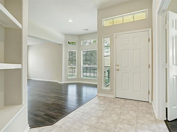 3rd image of 8939 Summer Ash Ln