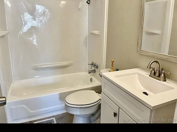 3rd image of 4928 E Easton St