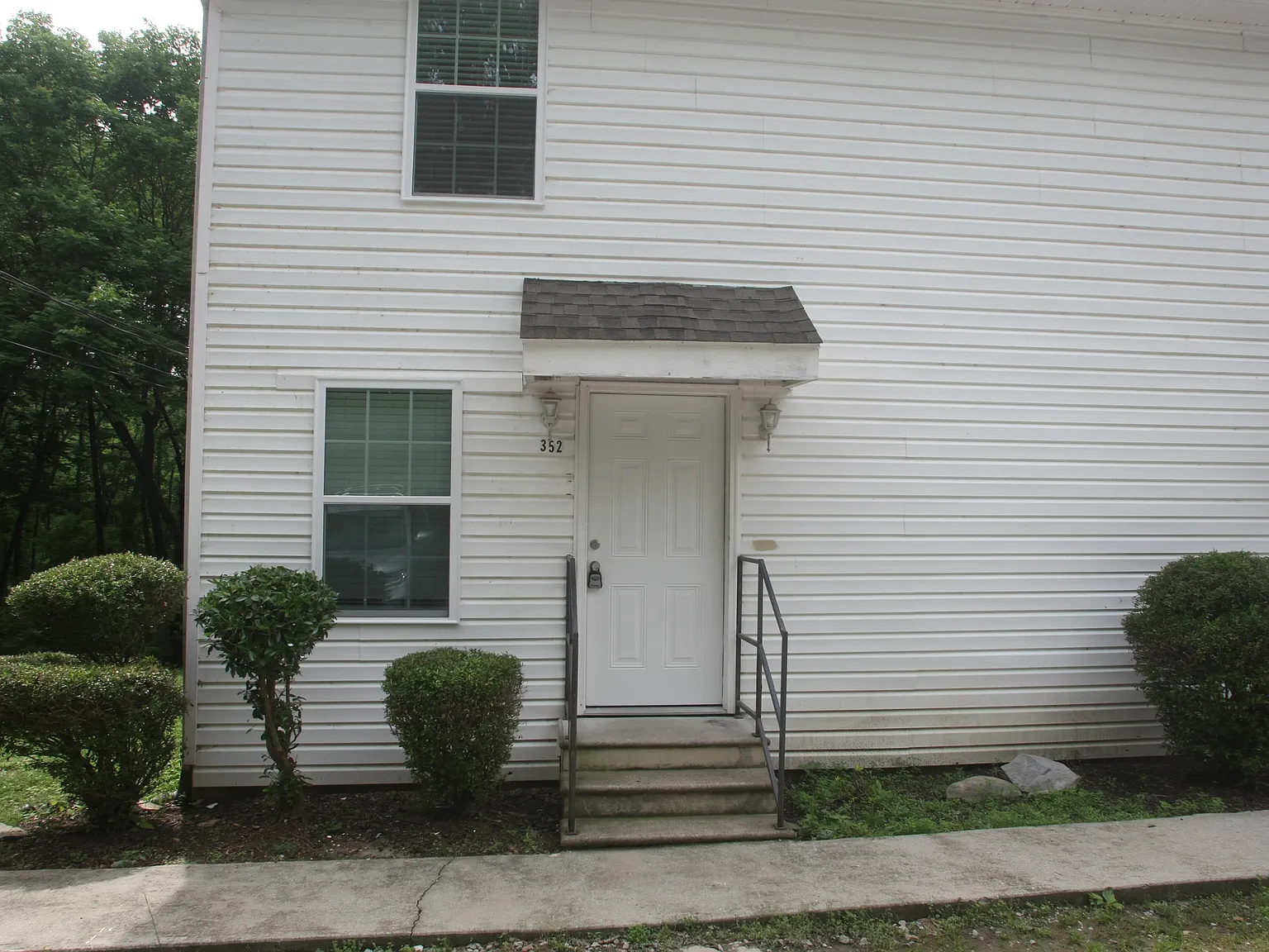 3 bed, 1.5 bath, 875 sqft, $1,245 — Photo 1
