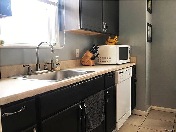 3rd image of 4957 Huron St