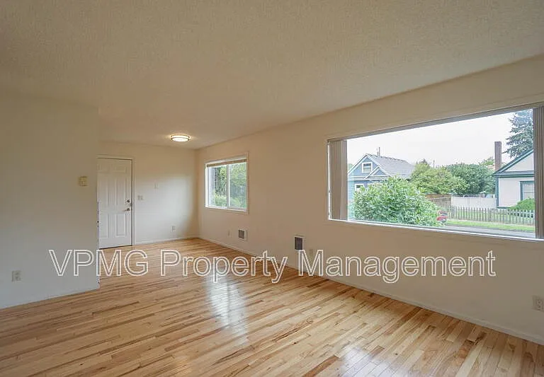 609 W McLoughlin Blvd — Photo 3