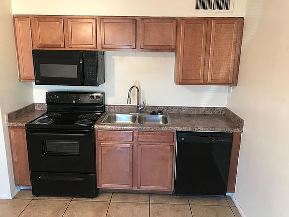 3rd image of 2614 W Augusta Ave