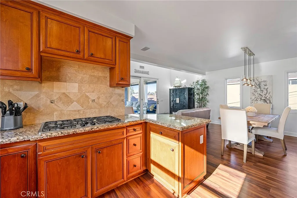 2 bed, 2.5 bath, 1254 sqft, $7,250 — Photo 3