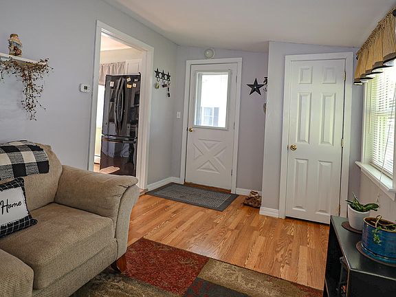 4th image of 809 Somerset Street