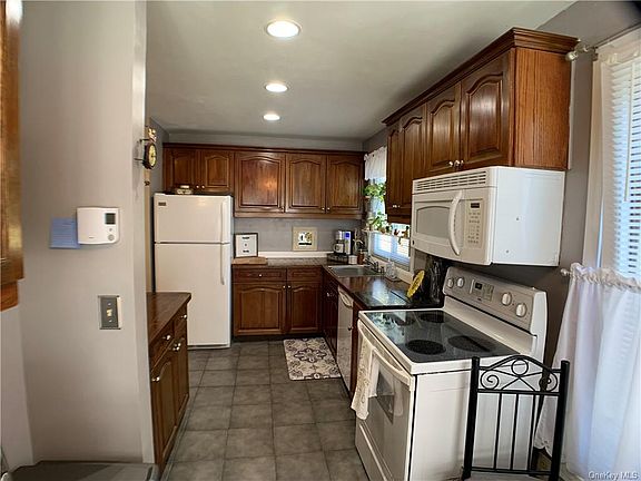 5th image of 10 Lakeview Ct