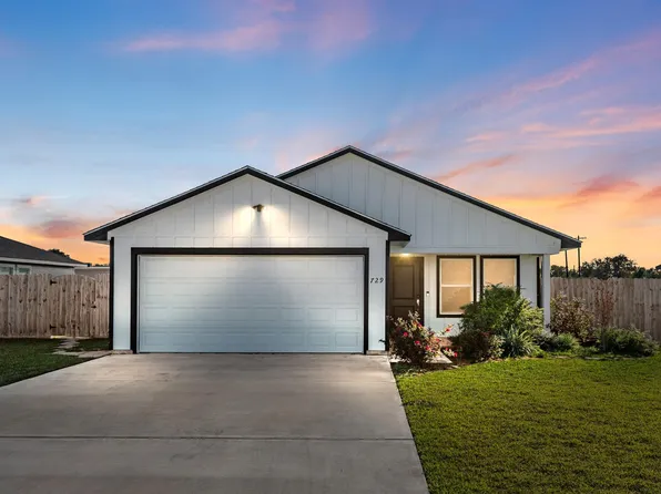 729 Flycatcher Dr, Palacios, TX 77465