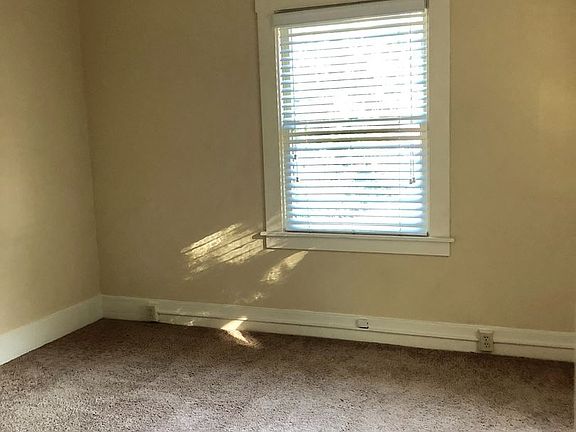 5th image of 827 24th St APT 04