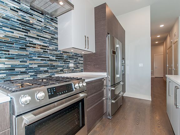 5th image of 2352 W Winona Ave #2W