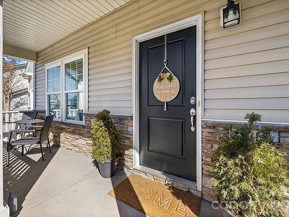 3rd image of 930 Forbes Rd