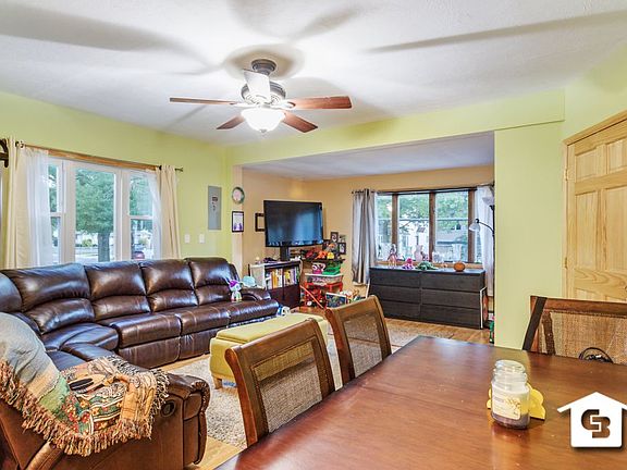 4th image of 528 Greeley Ave