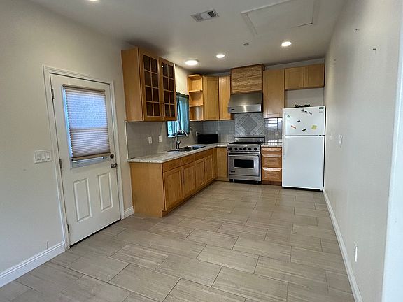 3rd image of 15855 Alwood St #B