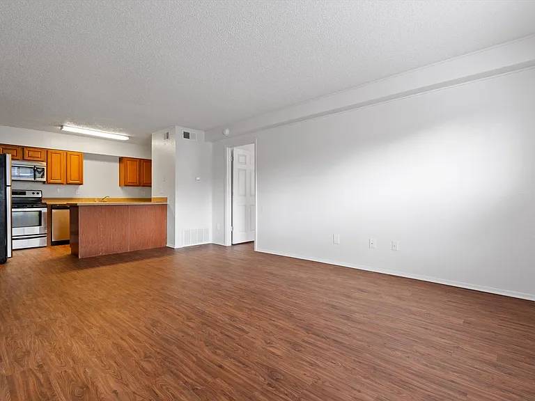Langtry Apartments — Photo 18