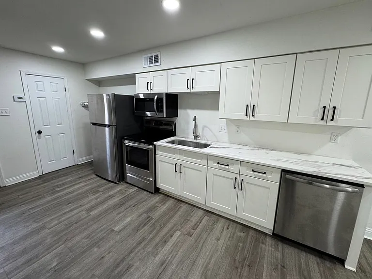 2301 Scott St — Photo 8