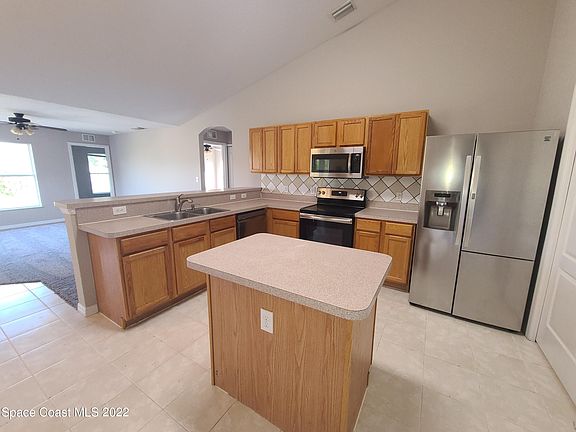 3rd image of 437 Bayard Ave NE