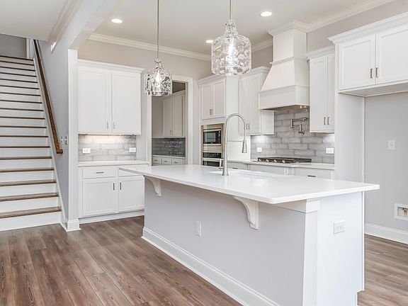 5th image of 343 Midland Dr