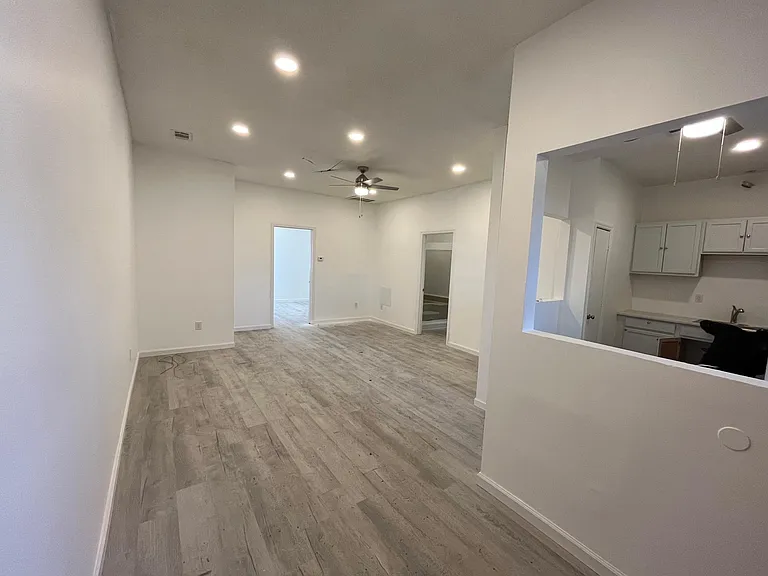 610 W Buena Vista Ave #WH — Photo 1