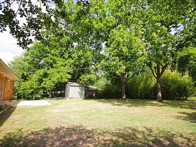 1205 W Brooks St — Photo 24