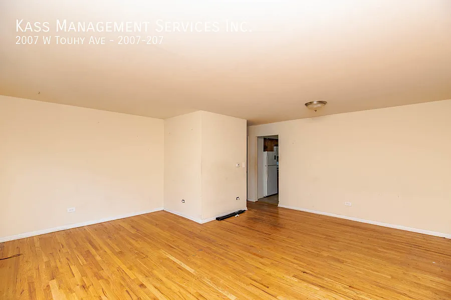 Stunning 2 Bedroom 1.5 bath in Rodgers Park - Laundry on Site - Heat Included — Photo 3