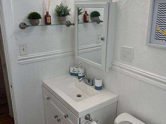 4th image of 415 9th Ave N #415