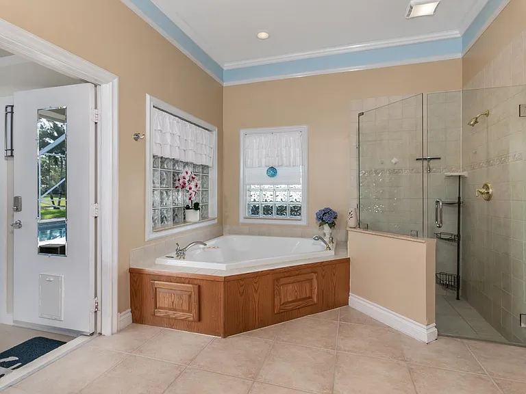 1064 SW Pigeon Plum Way — Photo 16